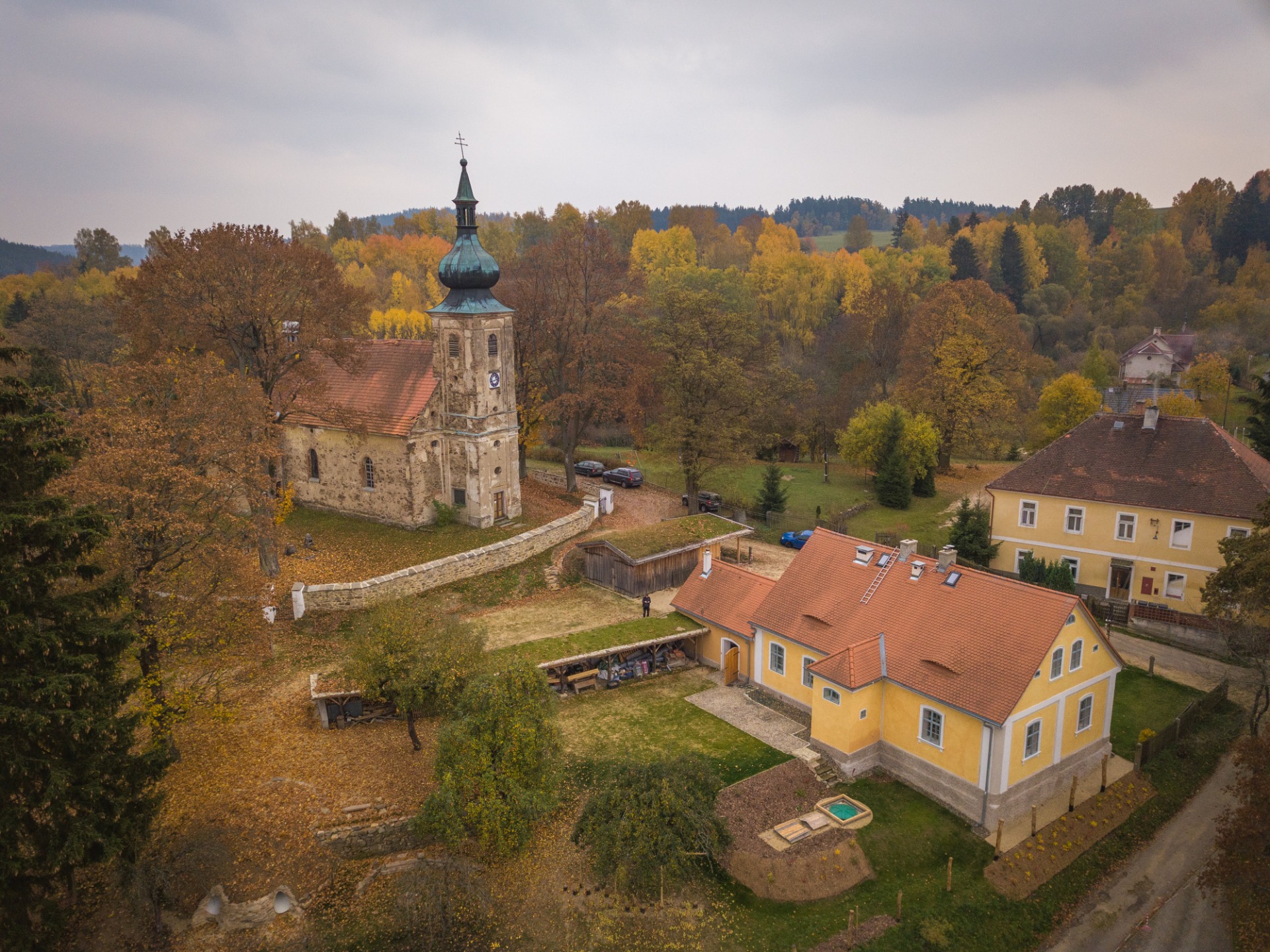 Pohled na Faru a zahradu